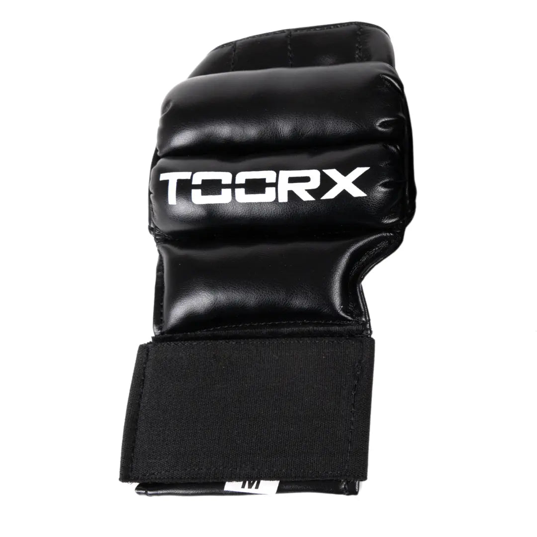 Zwarte bokshandschoen met brede polsband en wit TOORX-logo.