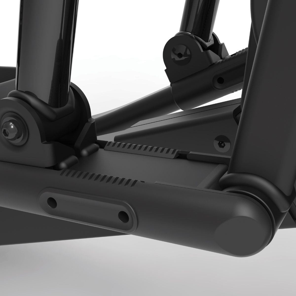 Close-up van de onderste framebuis en scharnierverbinding van een crosstrainer.