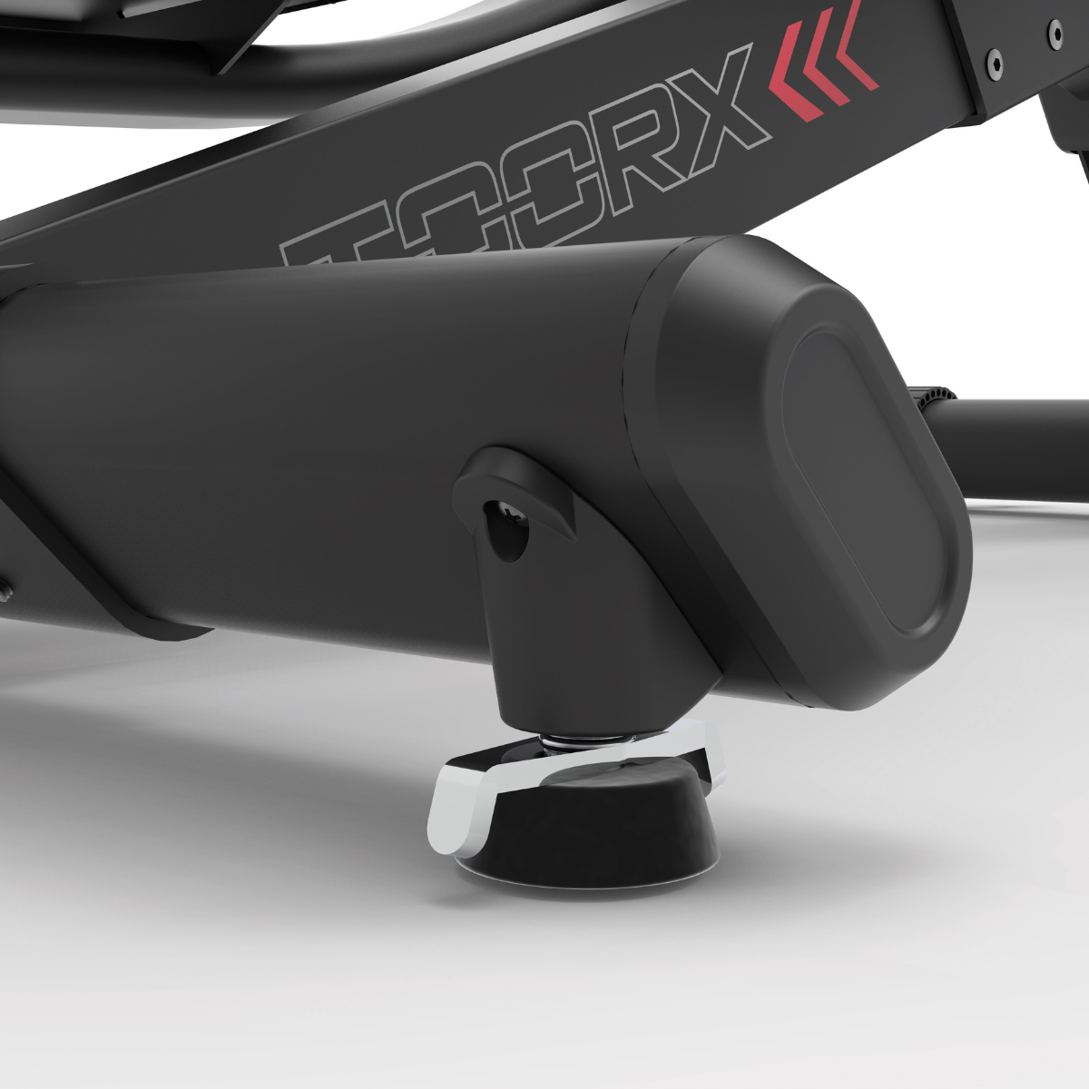 Close-up van de verstelbare voet onder het frame van een crosstrainer.