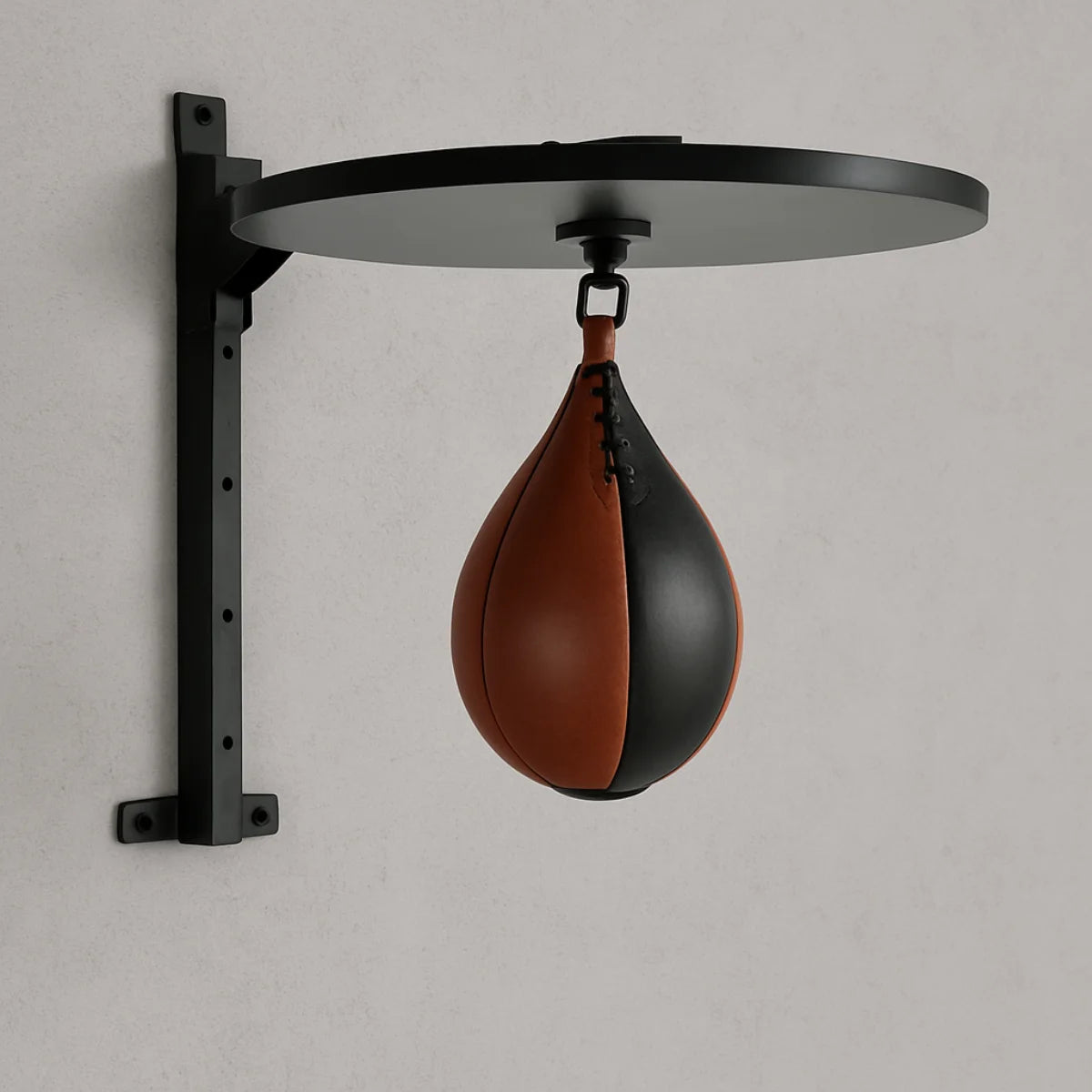 Ronde zwarte speedballplaat met bruine speedball aan de muur.