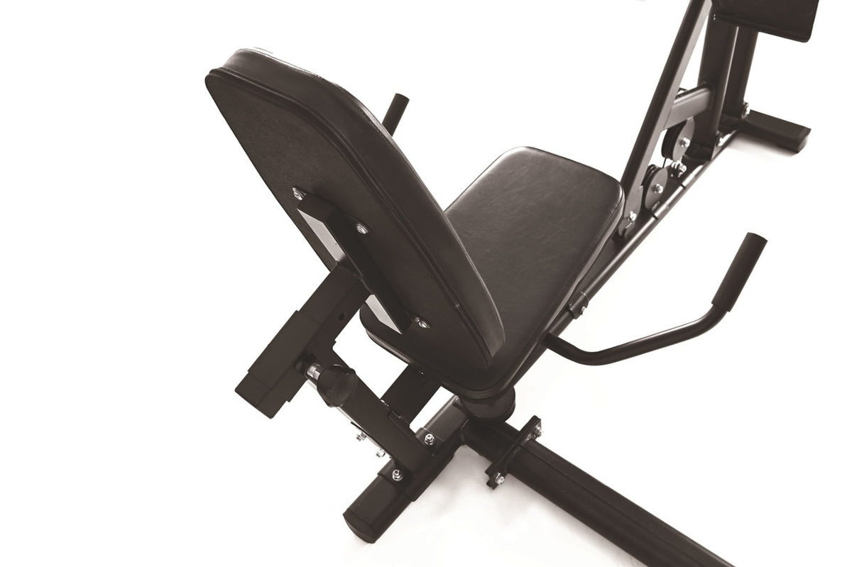 Zijaanzicht van zwarte legpress-aanbouw met rugleuning, zitting, rails en voetplaat.