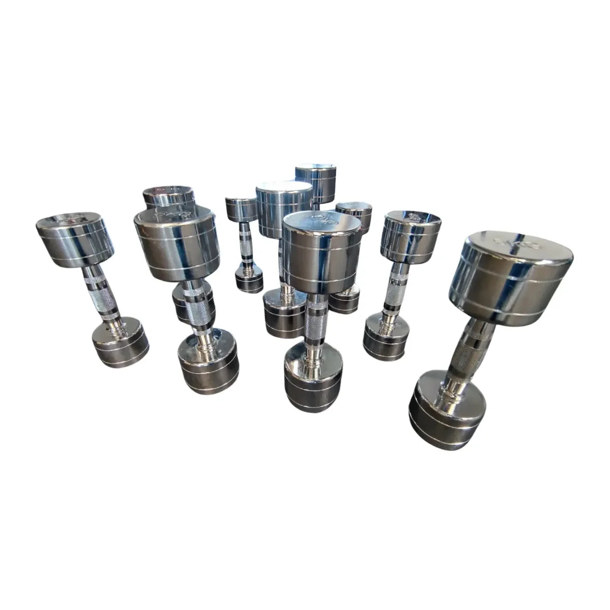 Groep verchroomde dumbbells met gekartelde handgrepen en ronde gewichtskoppen.