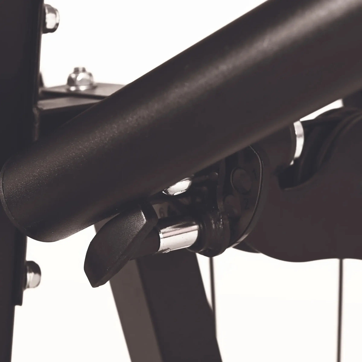 Close-up van de bevestiging onder een beklede arm van de Toorx MSX-300 homegym.