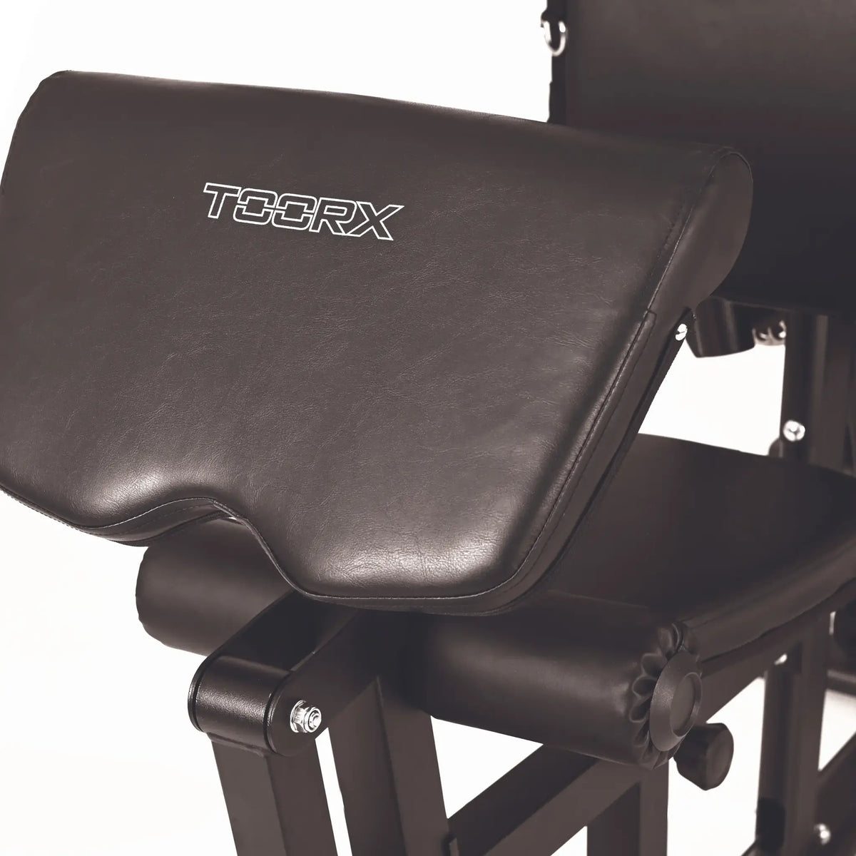Close-up van het bruine beklede armkussen op de Toorx MSX-300 homegym.