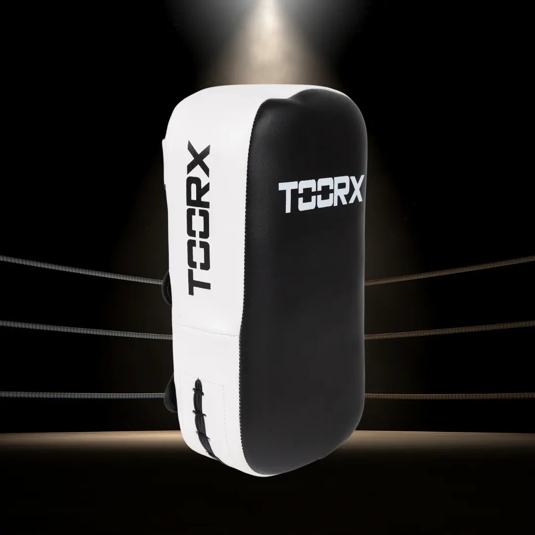 Witte kickpad met brede zwarte slagzone en TOORX-logo.
