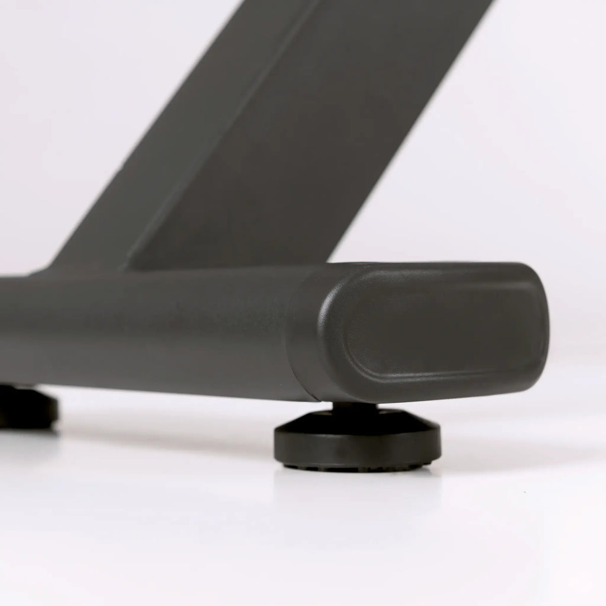 Close-up van de steunvoet van de Toorx RWX-300 roeitrainer