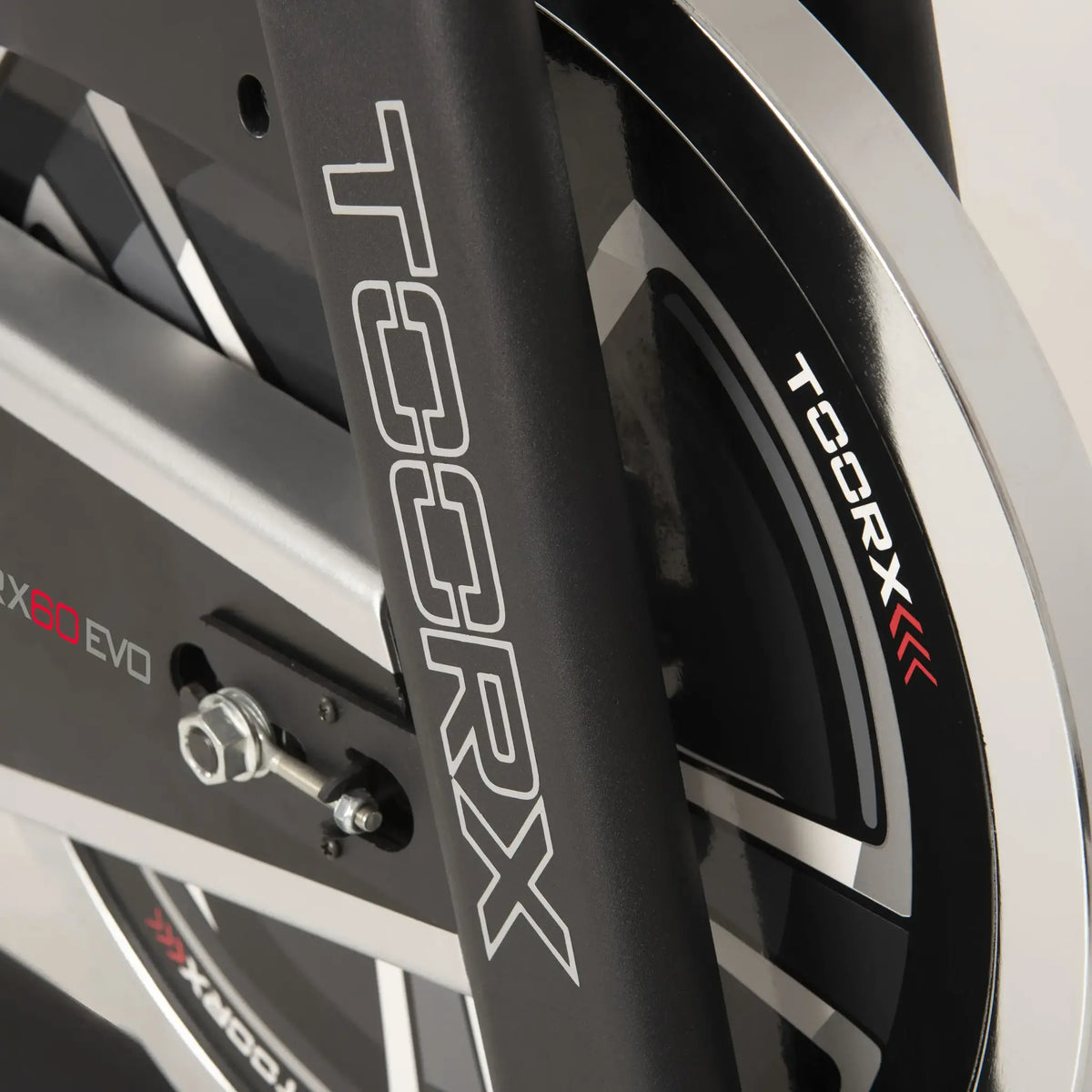 Close-up van het fietsframe met TOORX-logo en een deel van de vliegwielbehuizing.