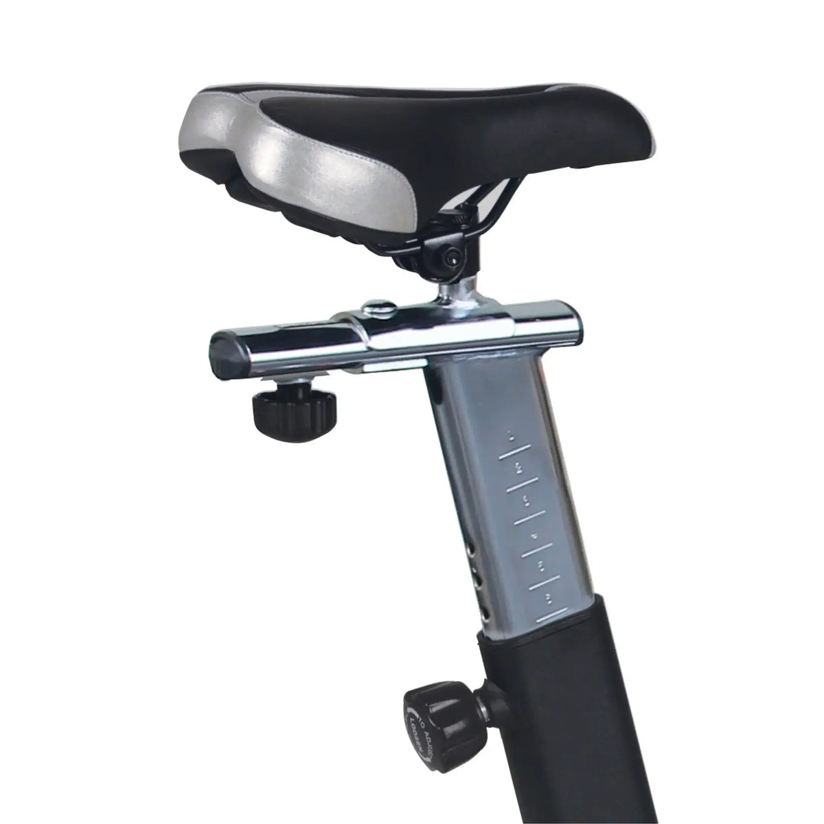 Zadel en verstelbare zadelpen van een spinningfiets, met rode klemknop.