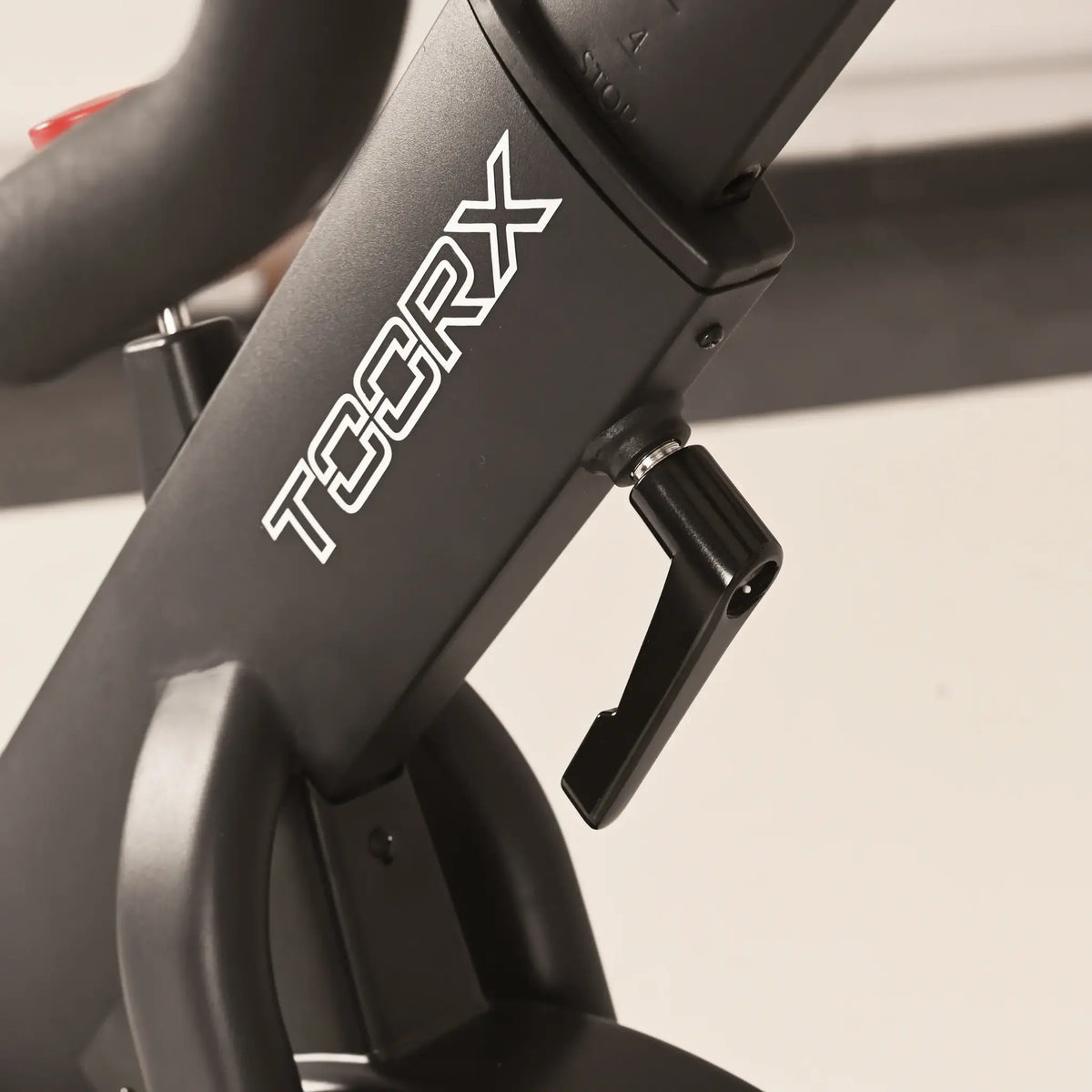Close-up van het frame met TOORX-logo en rode verstelknop.