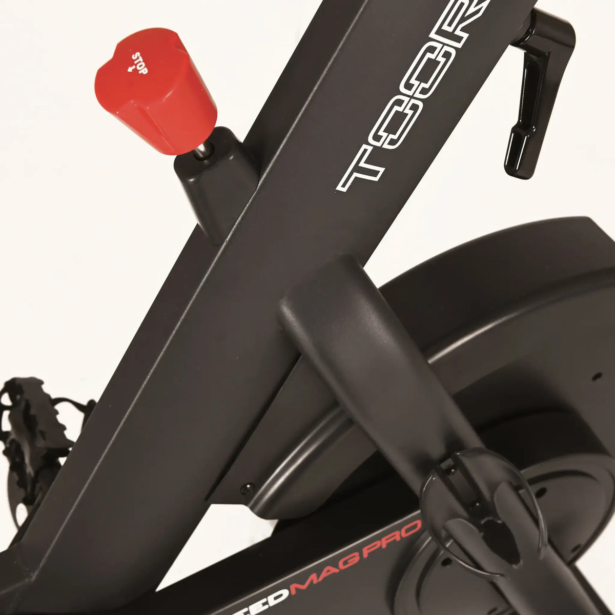 Close-up van het zwarte fietsframe met TOORX-logo en rode verstelknop.