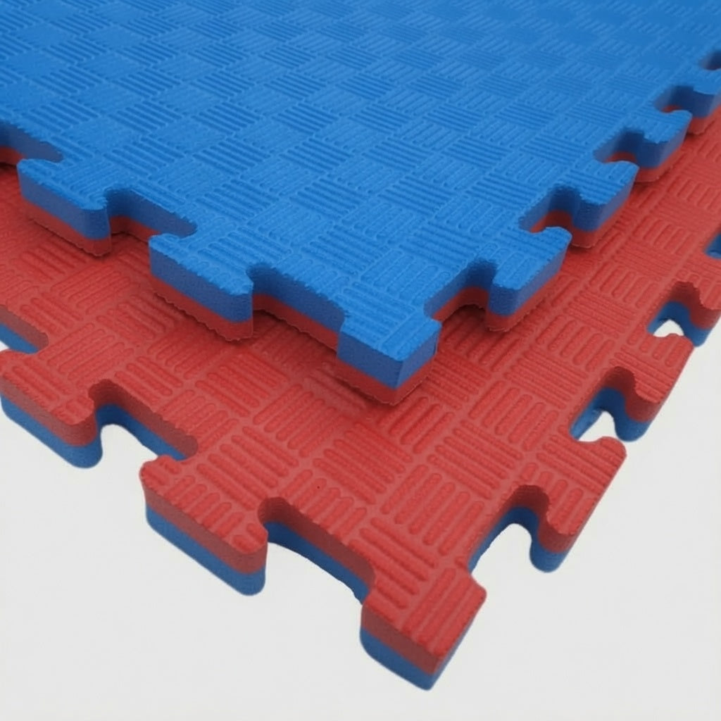 Gestapelde rode en blauwe puzzelmatten, schuin van bovenaf gezien.