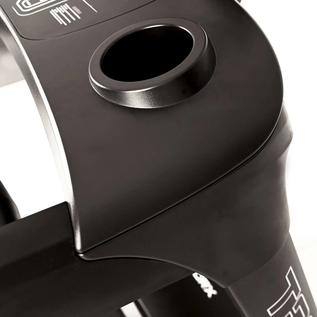 Close-up van de bekerhouder van de Toorx TRX-3500-TFT loopband