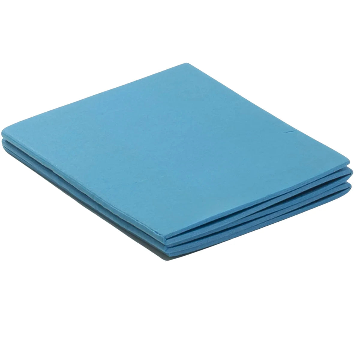 Blauwe fitnessmat plat opgevouwen tot rechthoekige panelen.