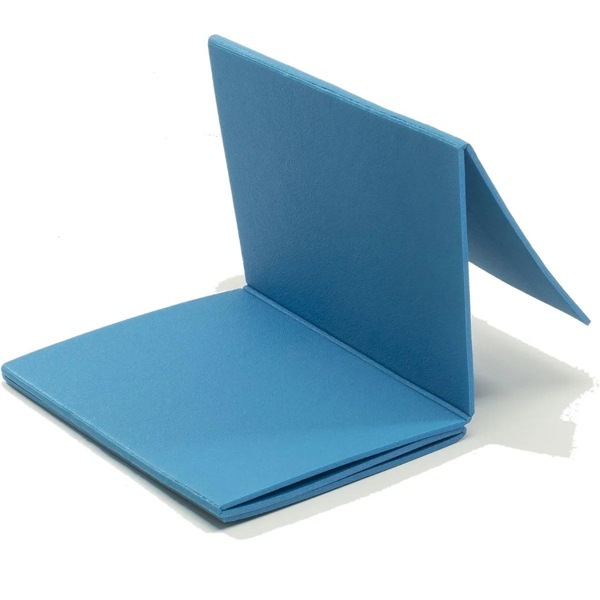 Blauwe fitnessmat rechtop gevouwen in zigzagvorm.