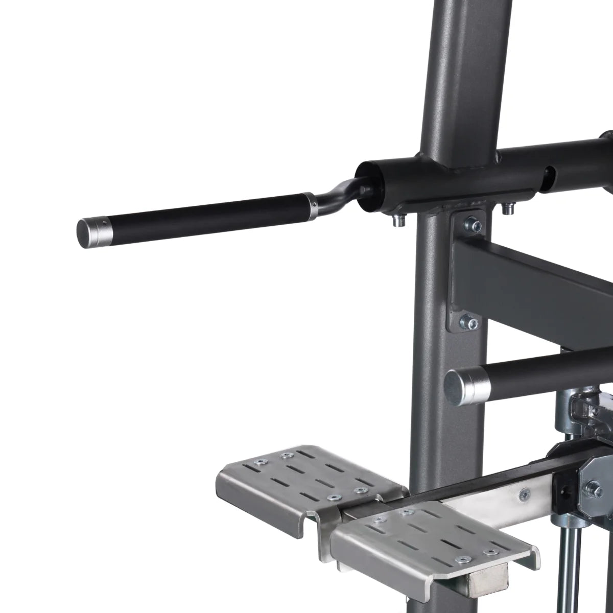 Close-up van de rechte dipgreep en het geperforeerde frame van een trainingsstation.