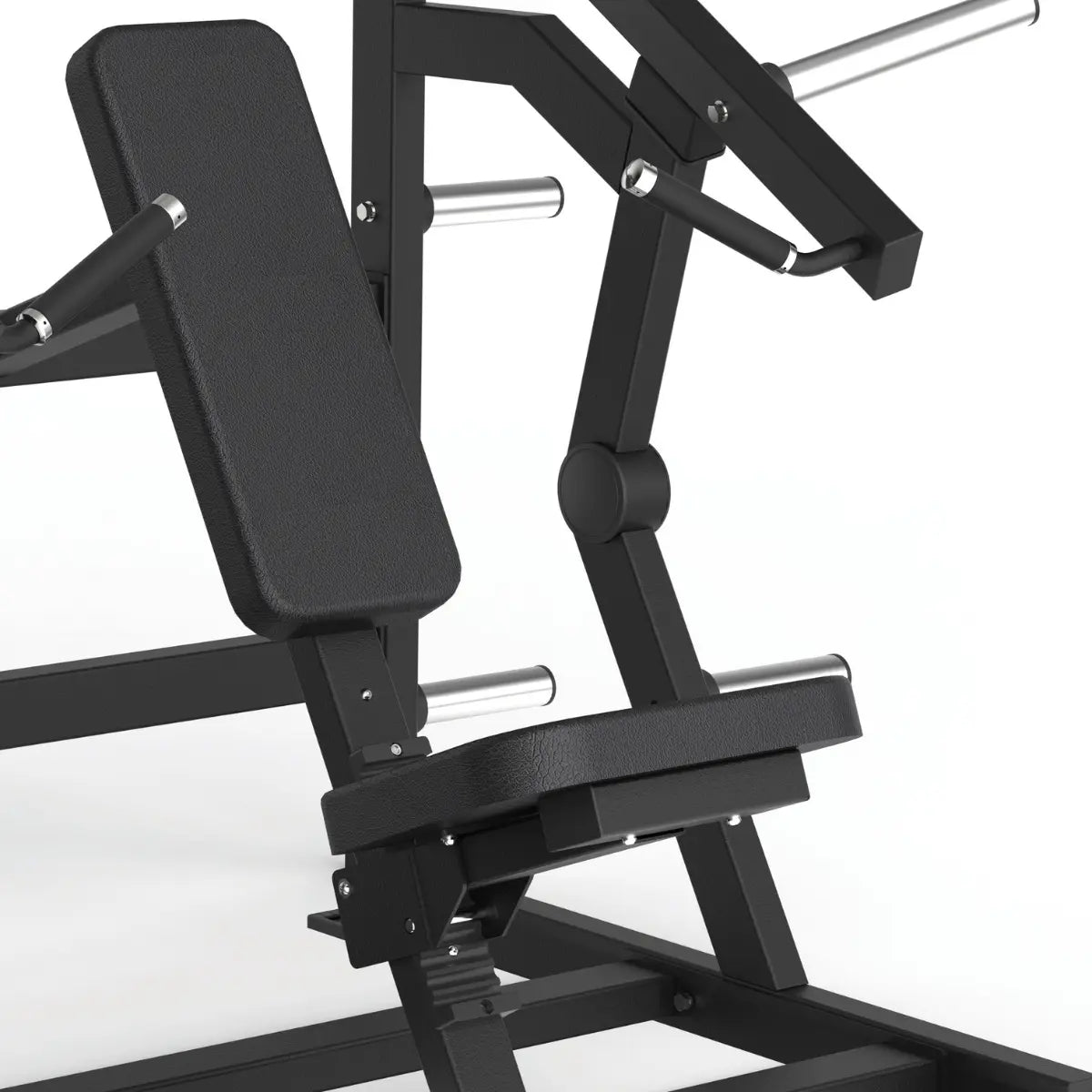Close-up van de gevoerde zitting, armsteun en verstelgreep van de chest press-machine.