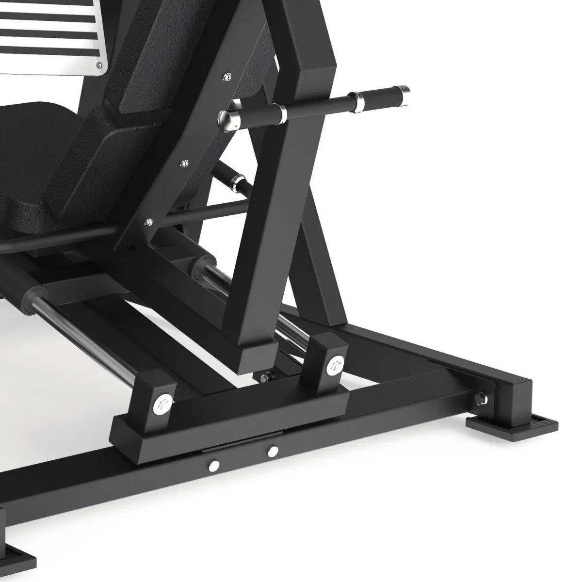 Close-up van de voetplaat en het onderste frame van een zwarte leg press-machine.