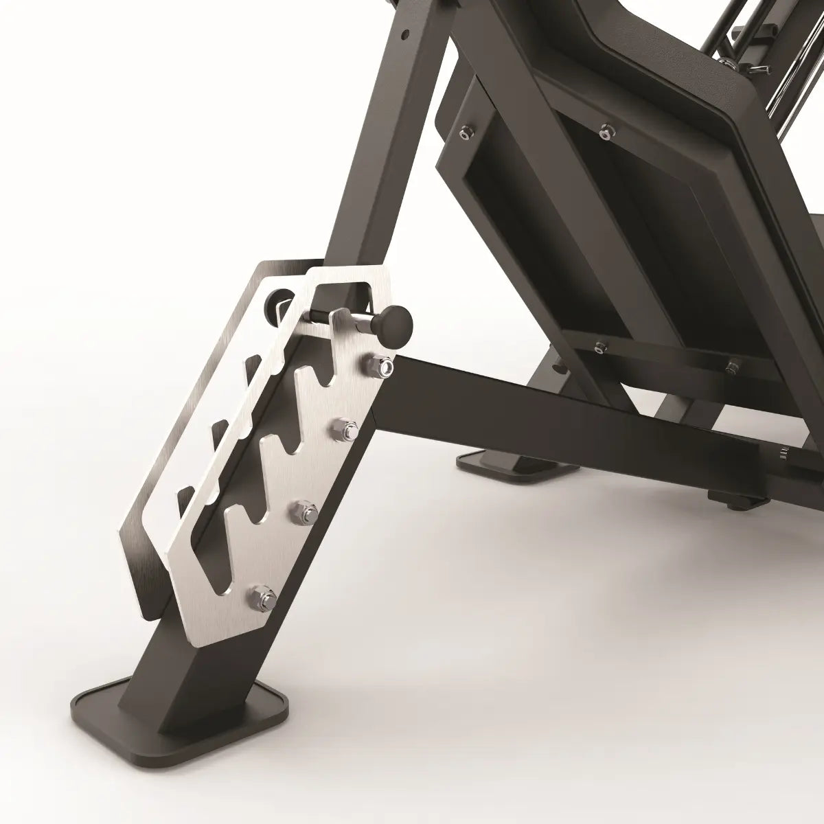 Close-up van de voetplaat, sled en rail van een zwarte leg press-machine.