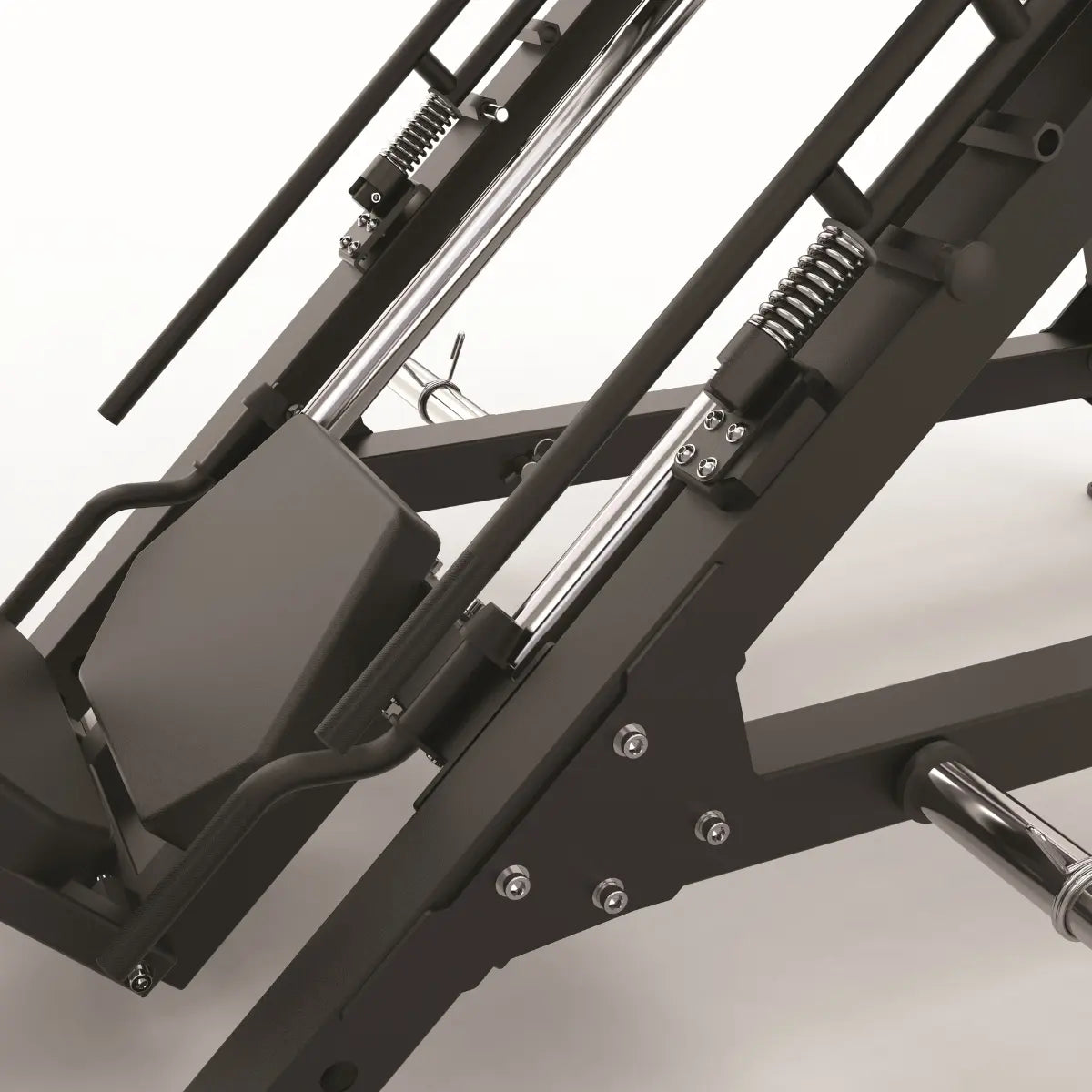 Close-up van de sledrails en gewatteerde rugsteunen op een zwarte leg press-machine.