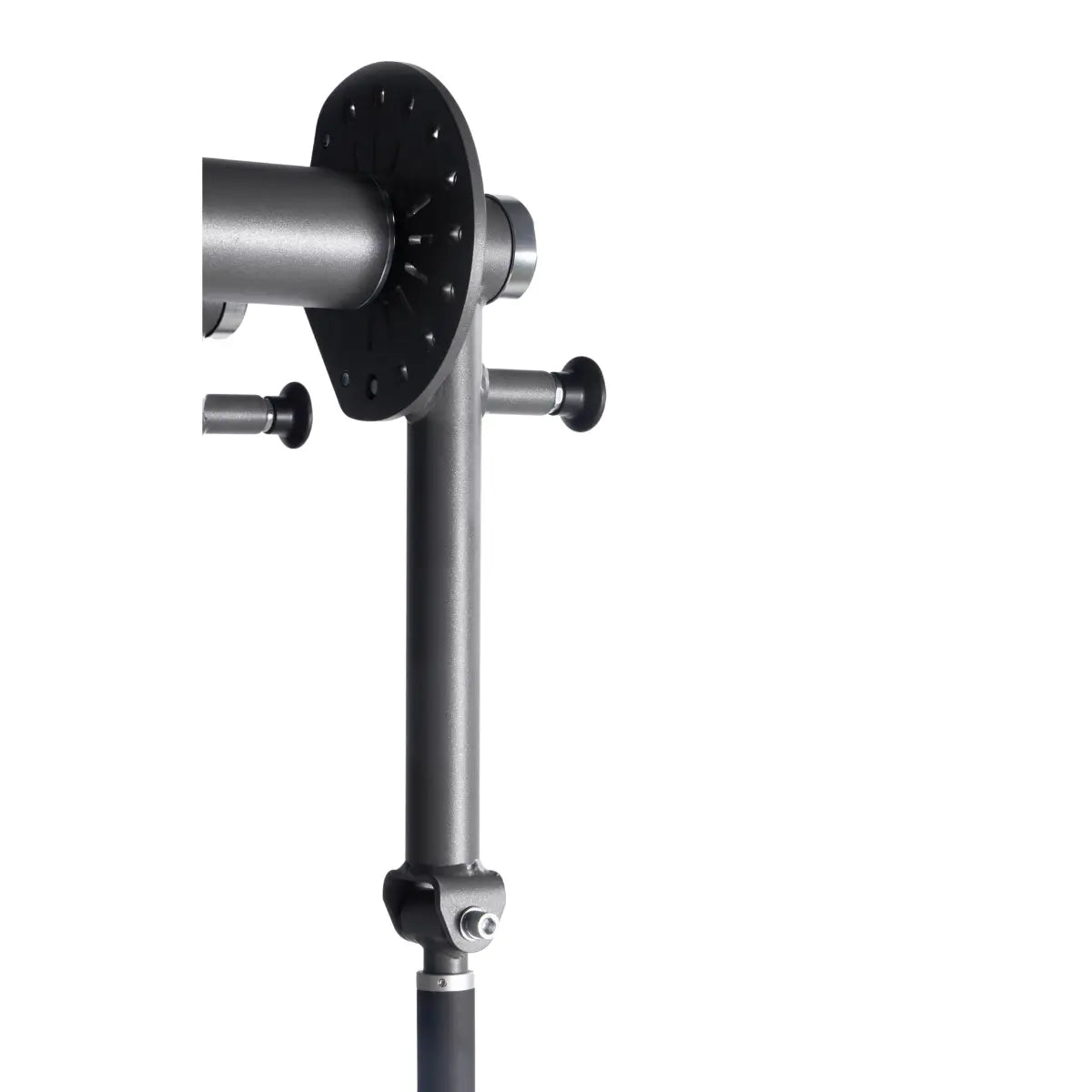 Close-up van een verstelbare kabelarm met handgreep, katrol en metalen bevestigingspunten.