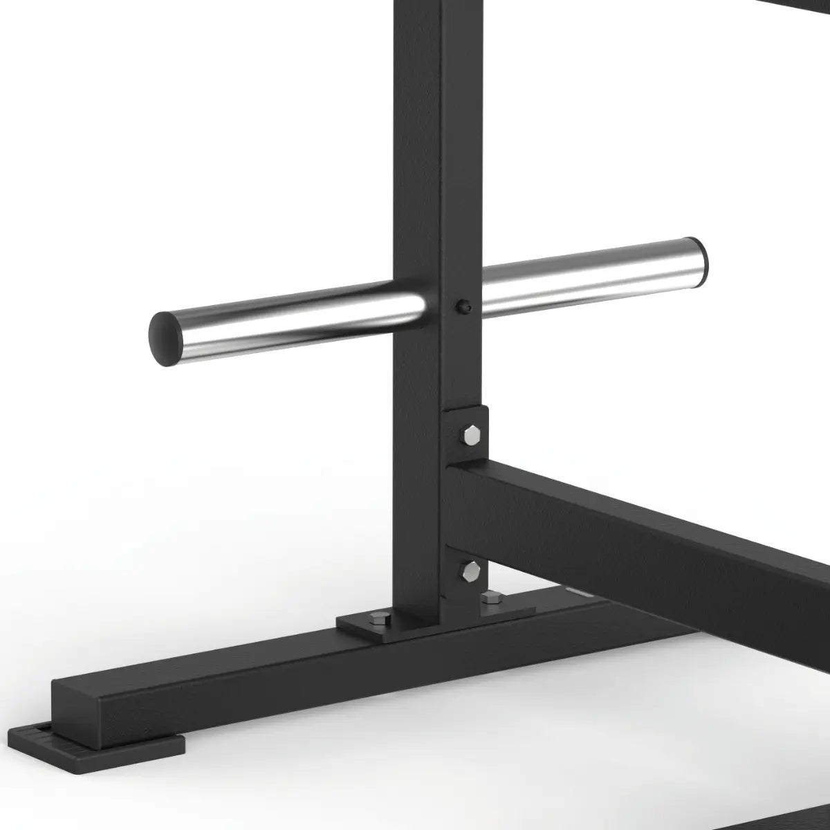Close-up van een verchroomde gewichtspin op het frame van een zwarte krachtmachine.