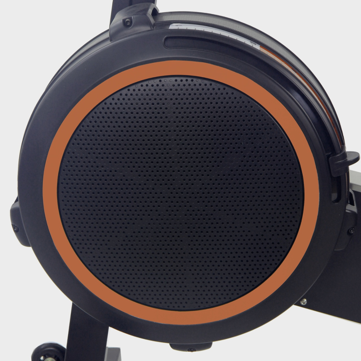 Ronde ventilatorbehuizing van een airbike met zwart rooster en oranje rand.