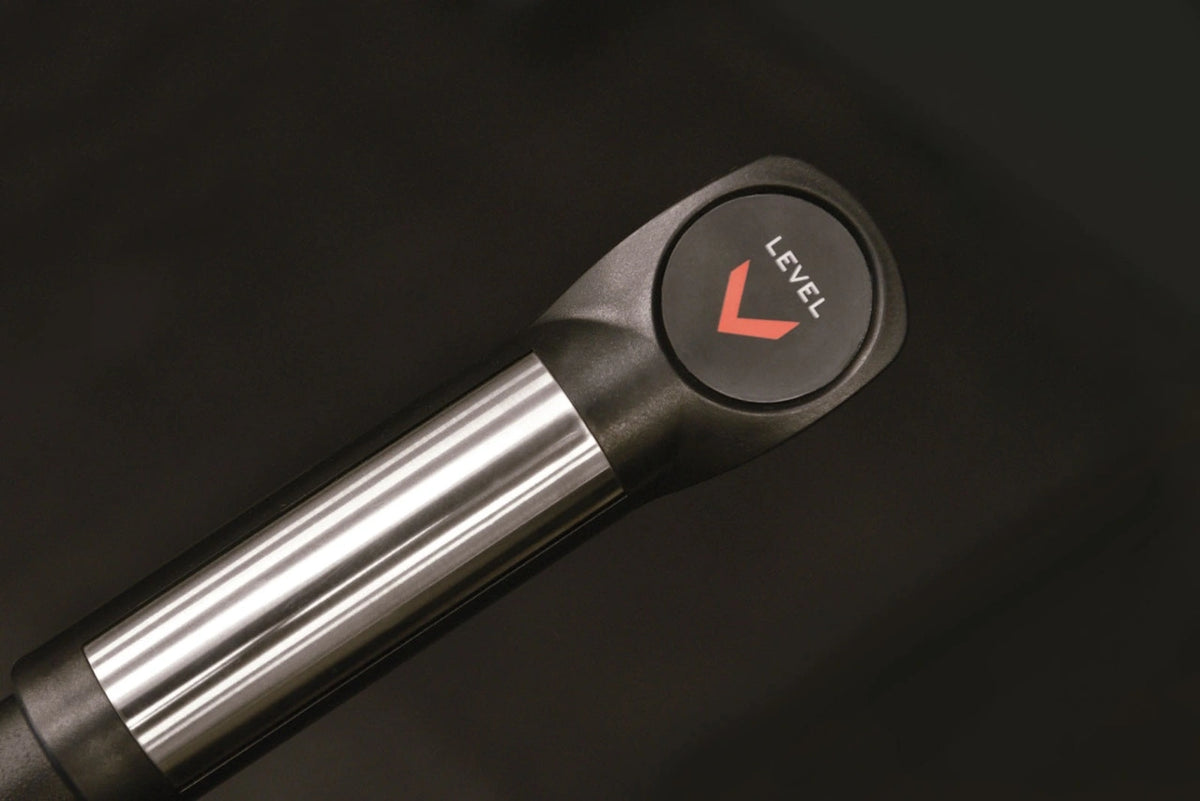 Metalen handgreep met ronde knop waarop ‘LEVEL’ staat.