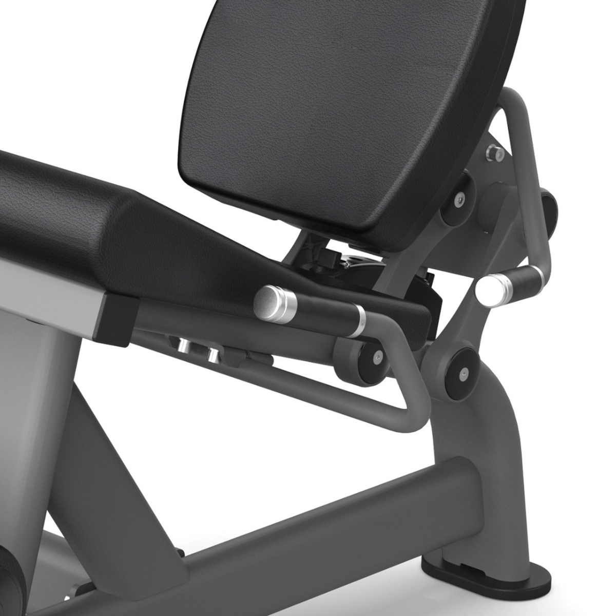 Detail van beklede zitting, beenrol en oranje verstelpen van een leg-extensionmachine.