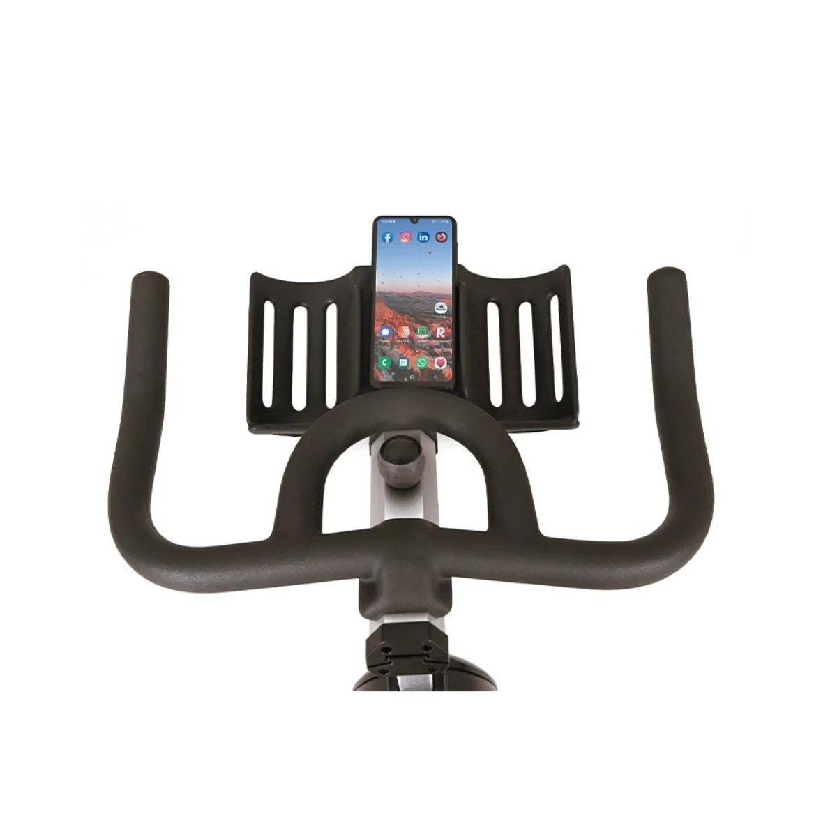 Close-up van het stuur van een indoorfiets met een telefoon in de middenhouder.