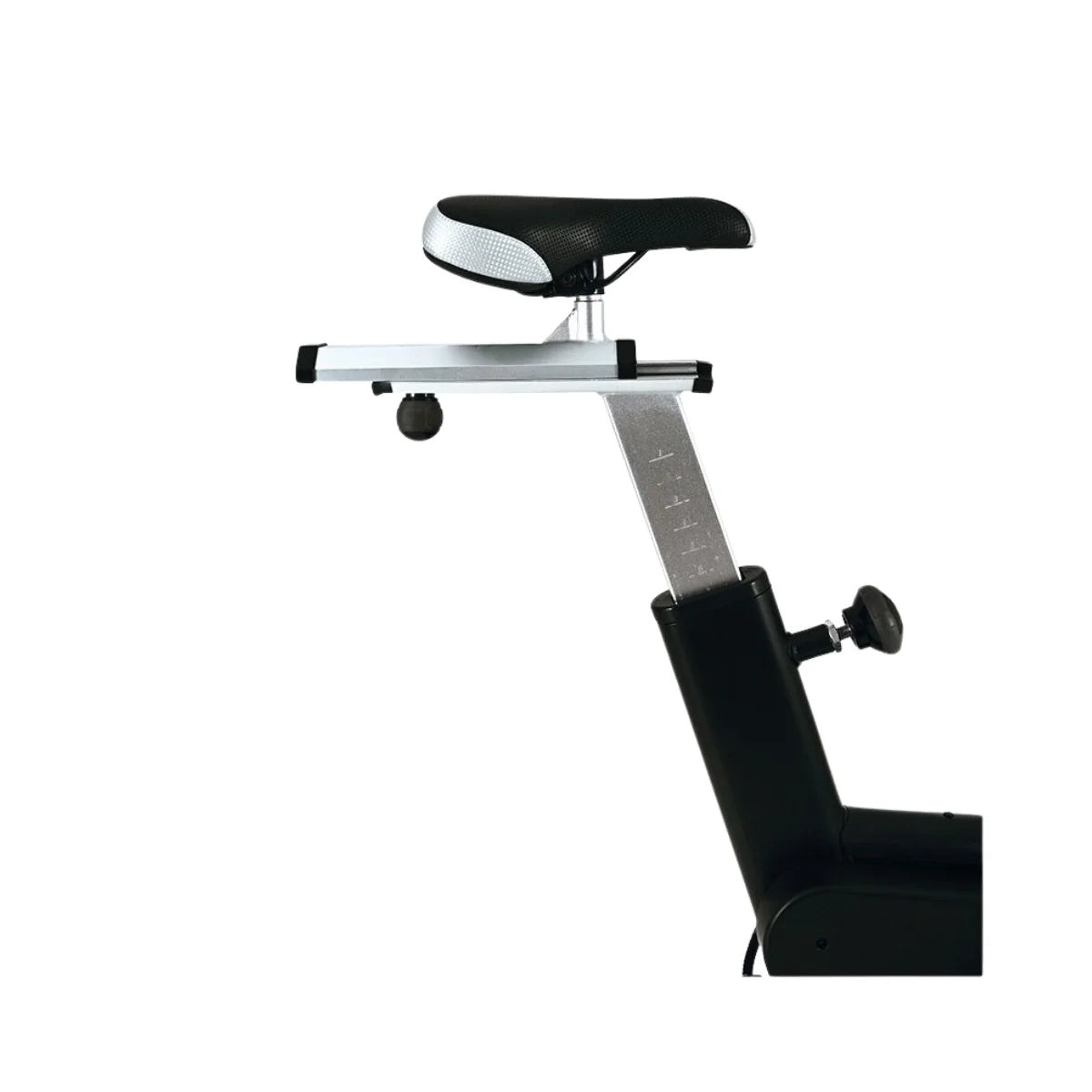 Close-up van het zadel en de verstelbare zadelpen van een indoorfiets.