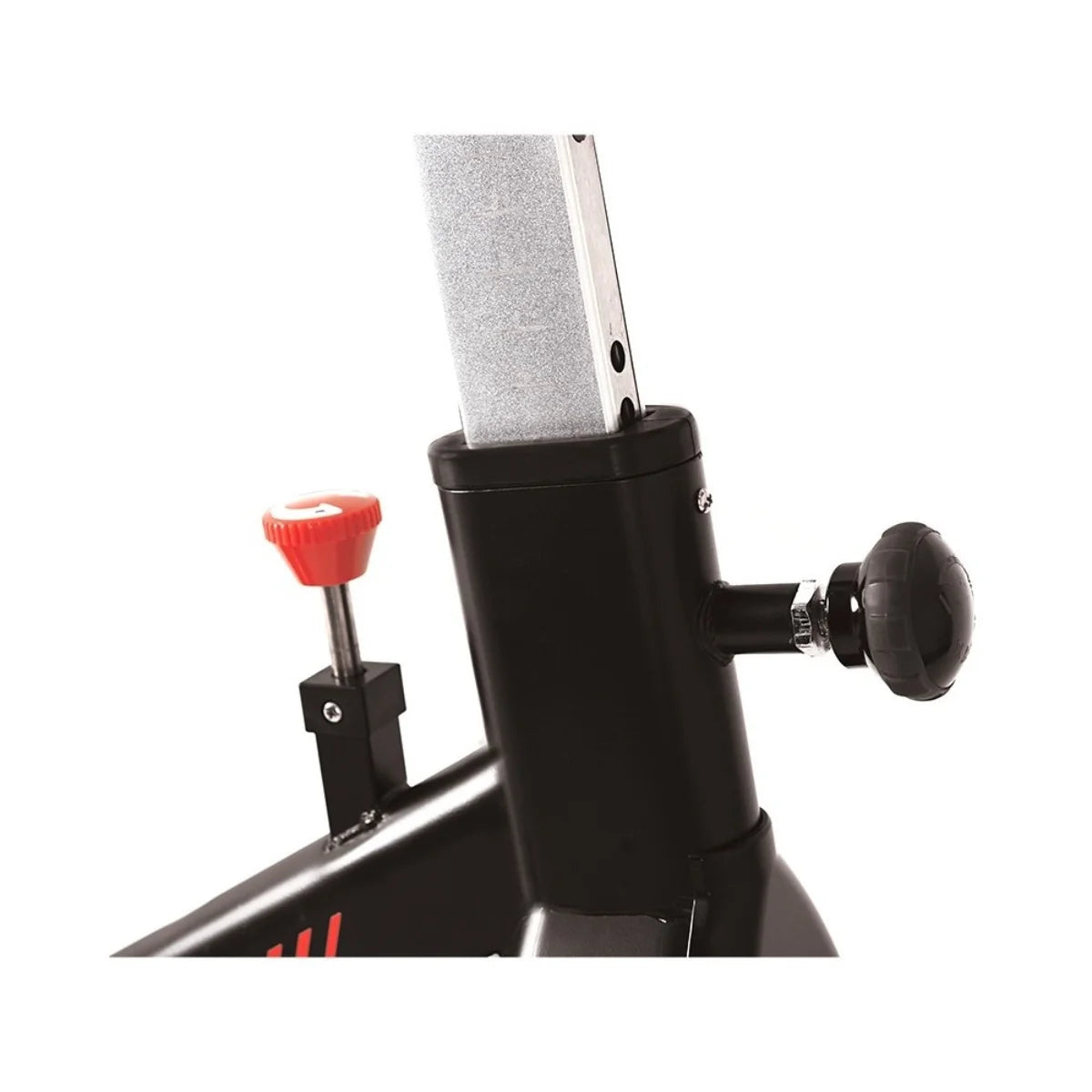 Close-up van een rode verstelknop op het frame van een indoorfiets.