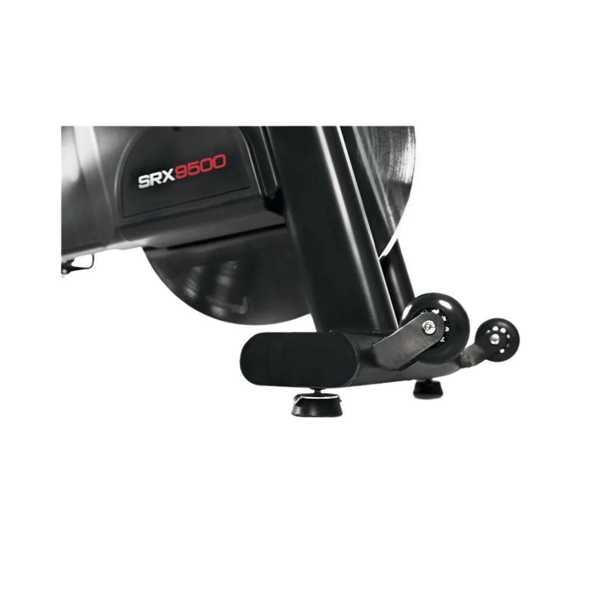 Close-up van het vliegwiel, de beschermkap en de stabilisatievoeten van een indoorfiets.