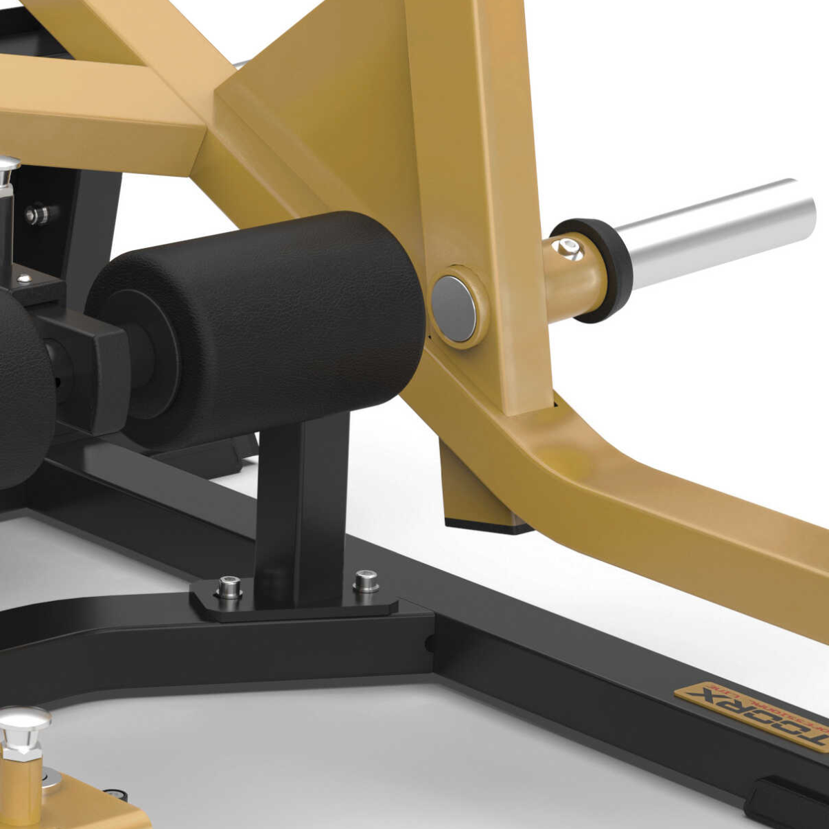 Close-up van een gebogen zwarte buis en frameverbinding op een squat-lungemachine.