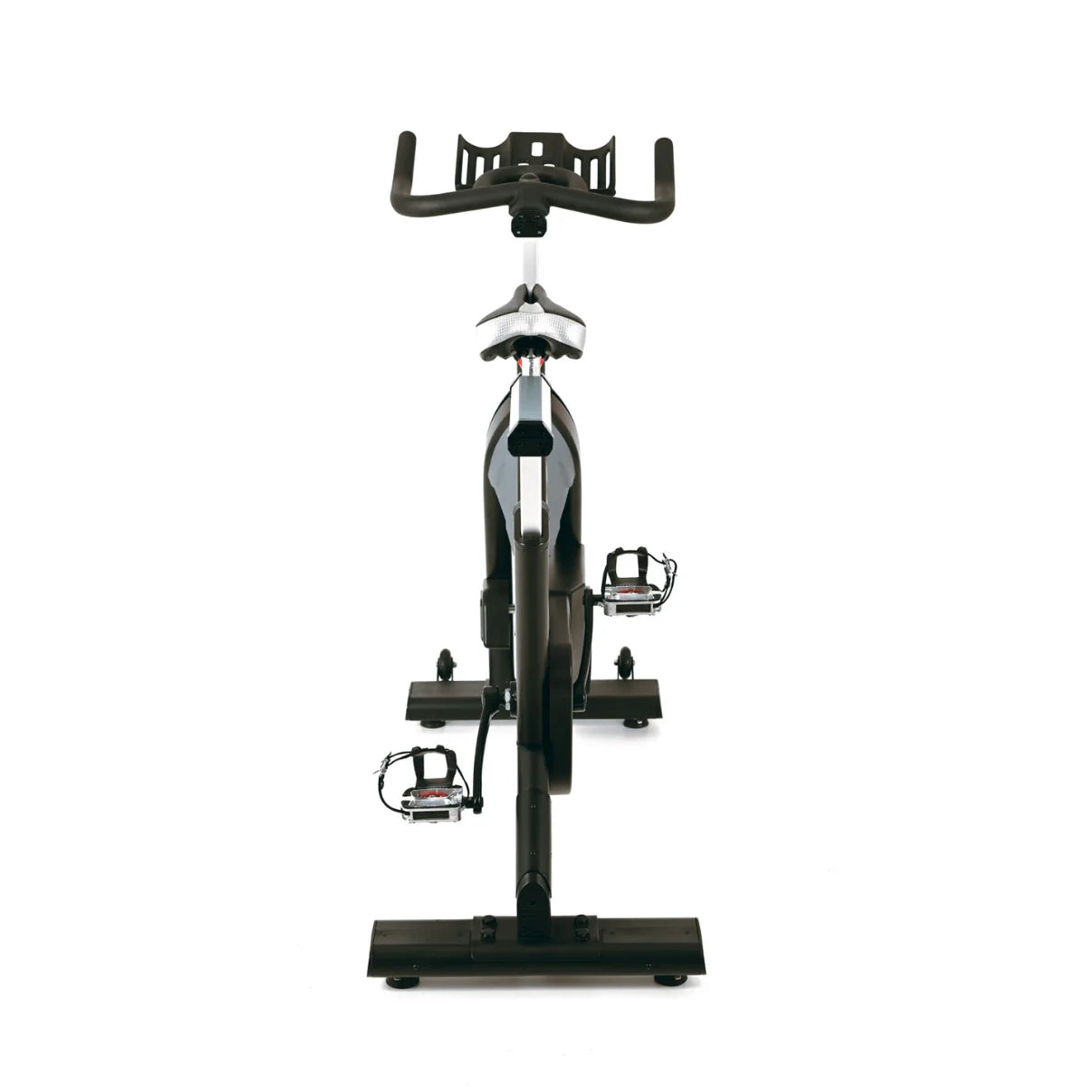 Vooraanzicht van een zwarte spinningfiets met stuur, display en pedalen.