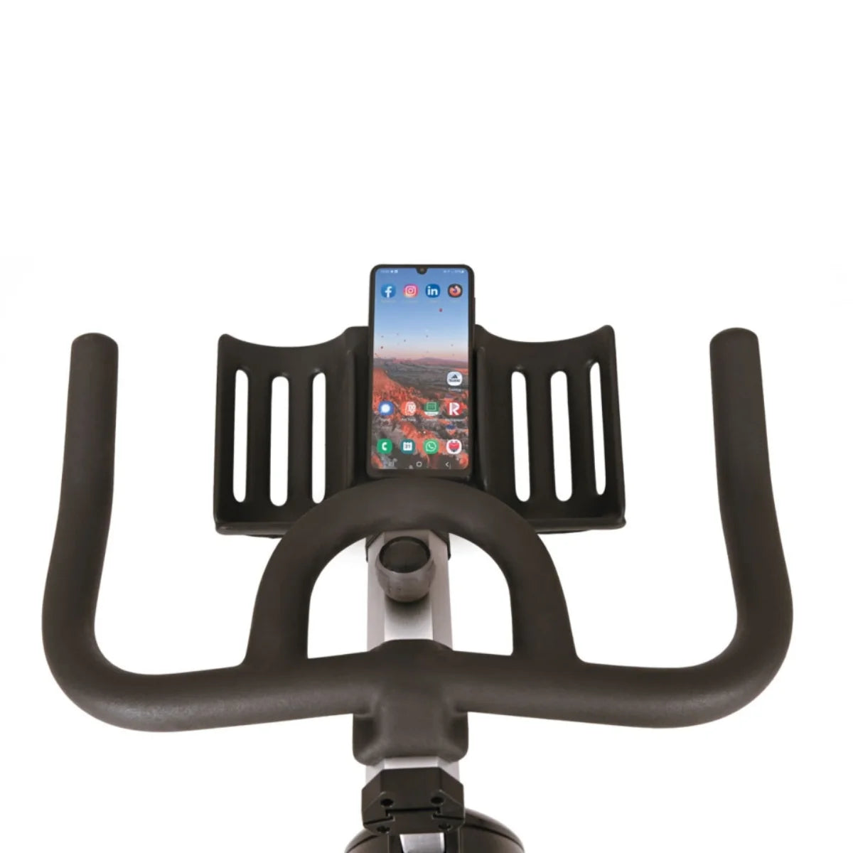 Gebogen stuur met smartphonehouder op een spinningfiets.
