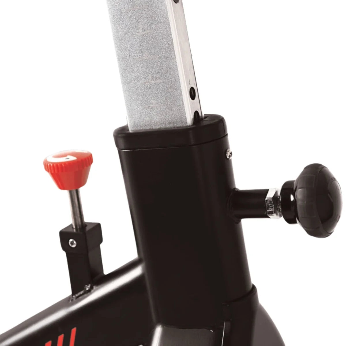 Close-up van de zadelpen met rode vergrendelknop en zwarte verstelknop.