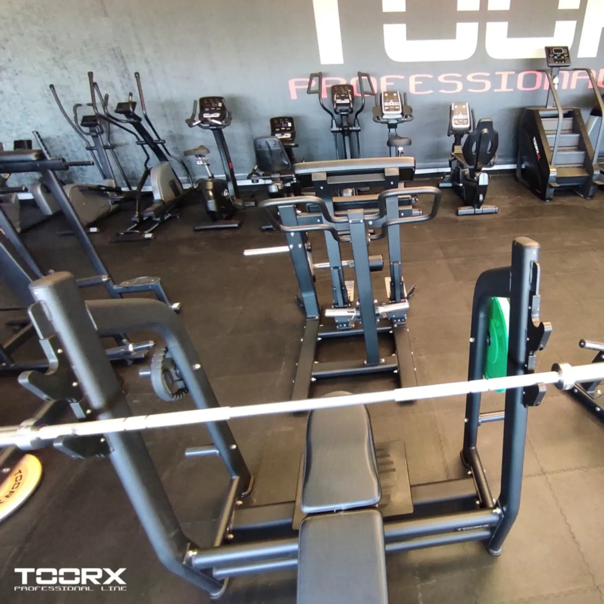 Close-up van twee metalen voetplaten met antislipgaten op een fitnessapparaat.